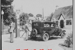 1_family-of-four-in-chevy-chase-purchasing-gas-i2