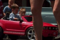 little-kids-in-toy-mustang_-yak6zxbh__d