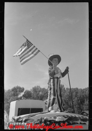 decorated-car-in-the-fourth-of-july-parade-at-vale-oregon